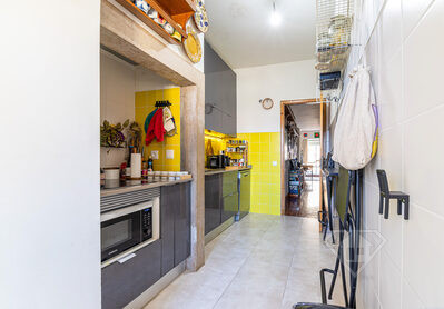 Apartamento T2 remodelado e com logradouro, na Penha de França