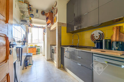 Apartamento T2 remodelado e com logradouro, na Penha de França