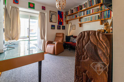 Apartamento T2 remodelado e com logradouro, na Penha de França