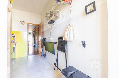 Apartamento T2 remodelado e com logradouro, na Penha de França