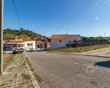 Terreno urbano com 676 m2, em Alcanede, Santarém