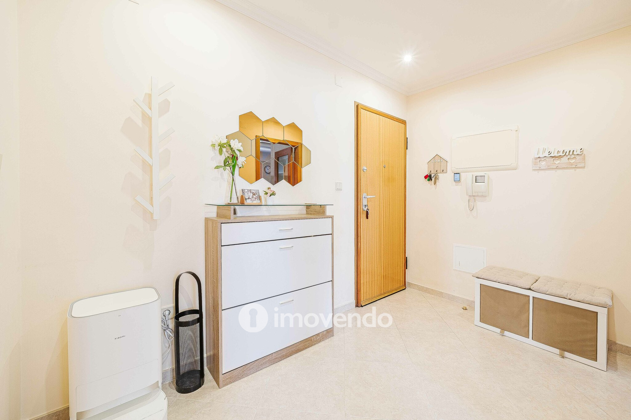 Apartamento T2, com estacionamento e arrecadação, em Vialonga