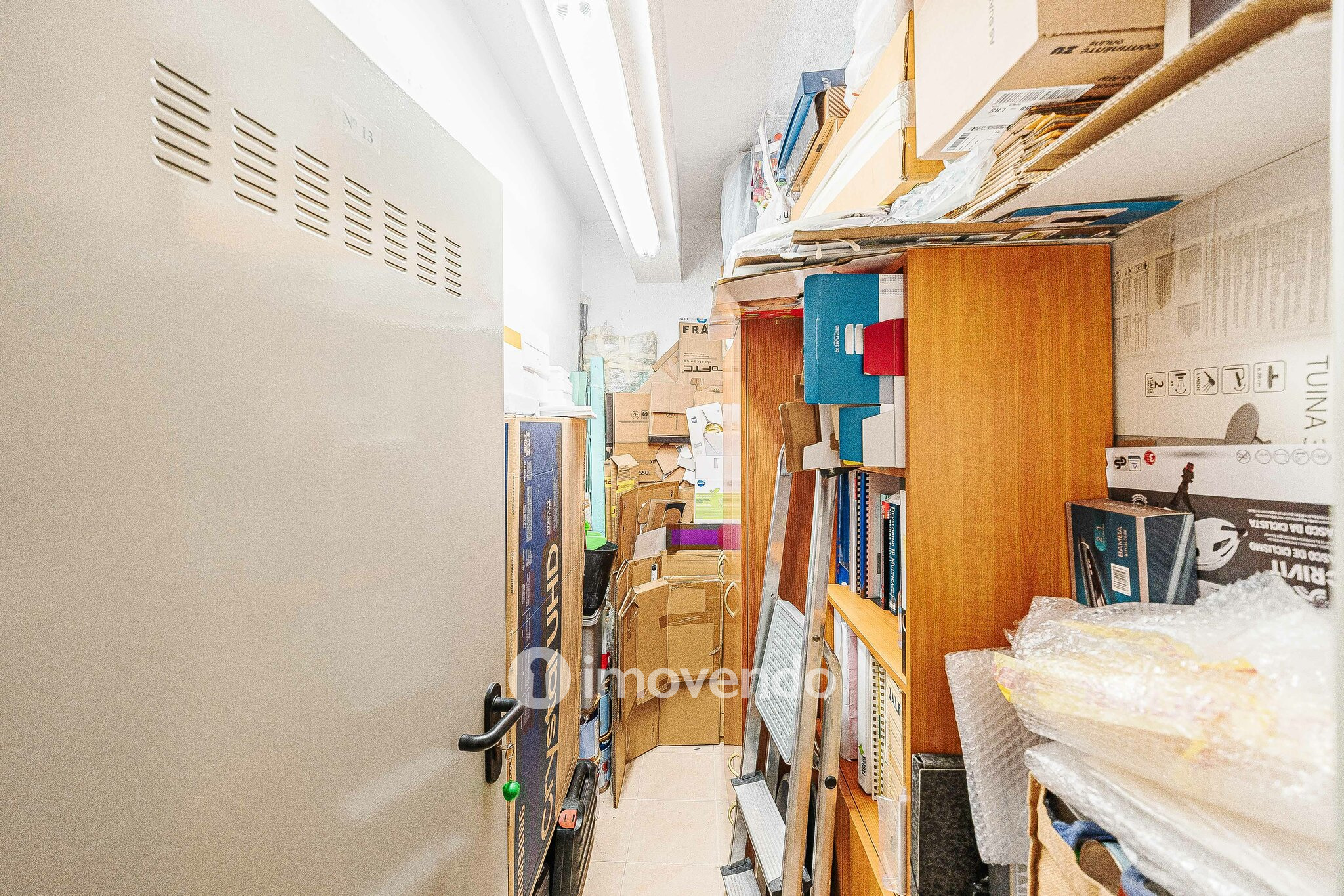 Apartamento T2, com estacionamento e arrecadação, em Vialonga