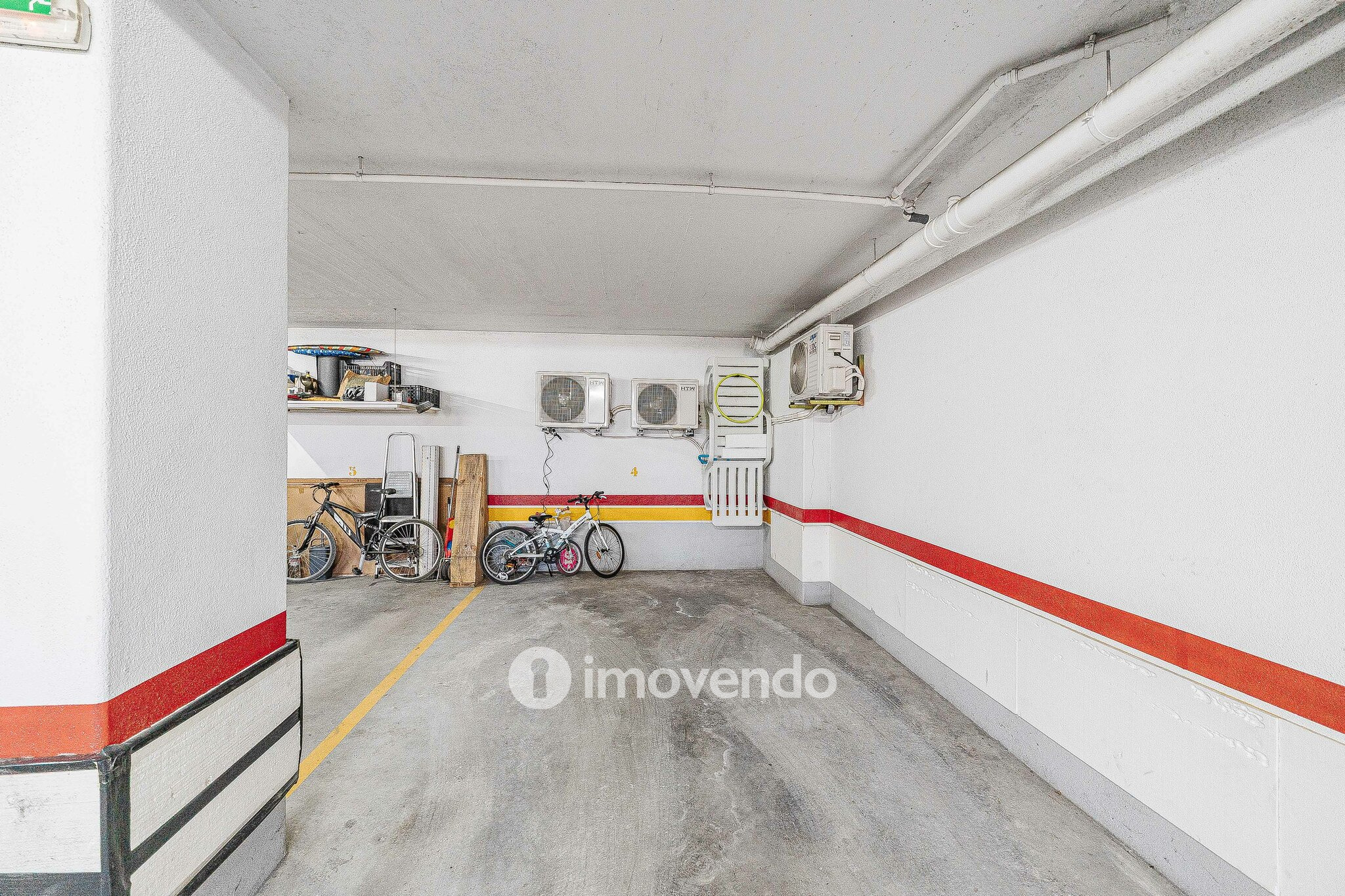 Apartamento T2, com estacionamento e arrecadação, em Vialonga