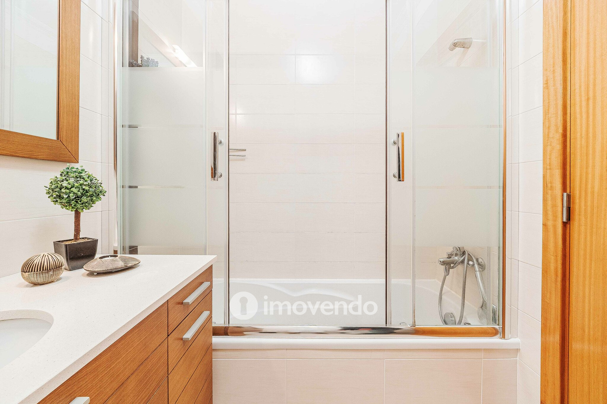 Apartamento T2, com estacionamento e arrecadação, em Vialonga