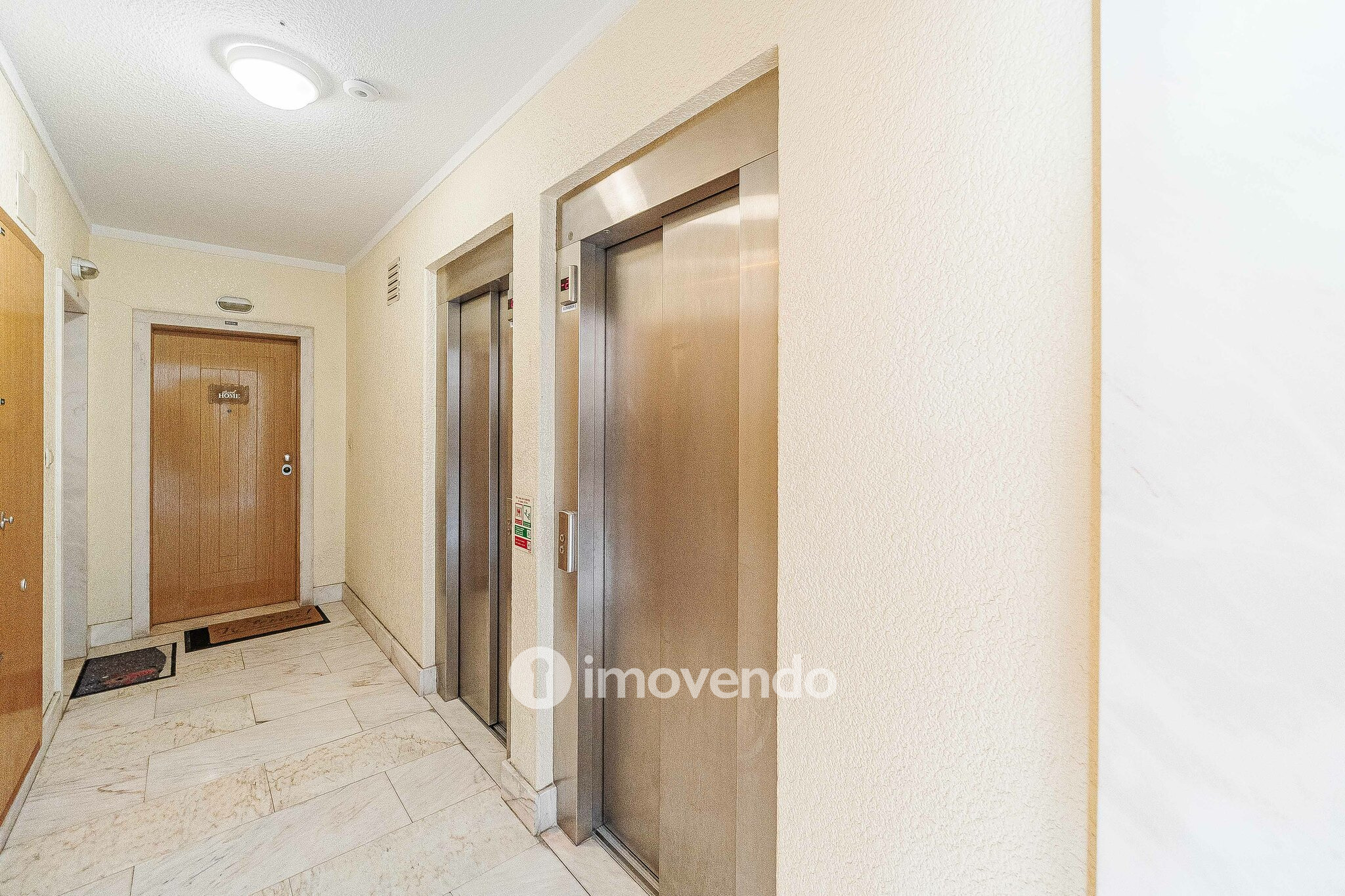 Apartamento T2, com estacionamento e arrecadação, em Vialonga