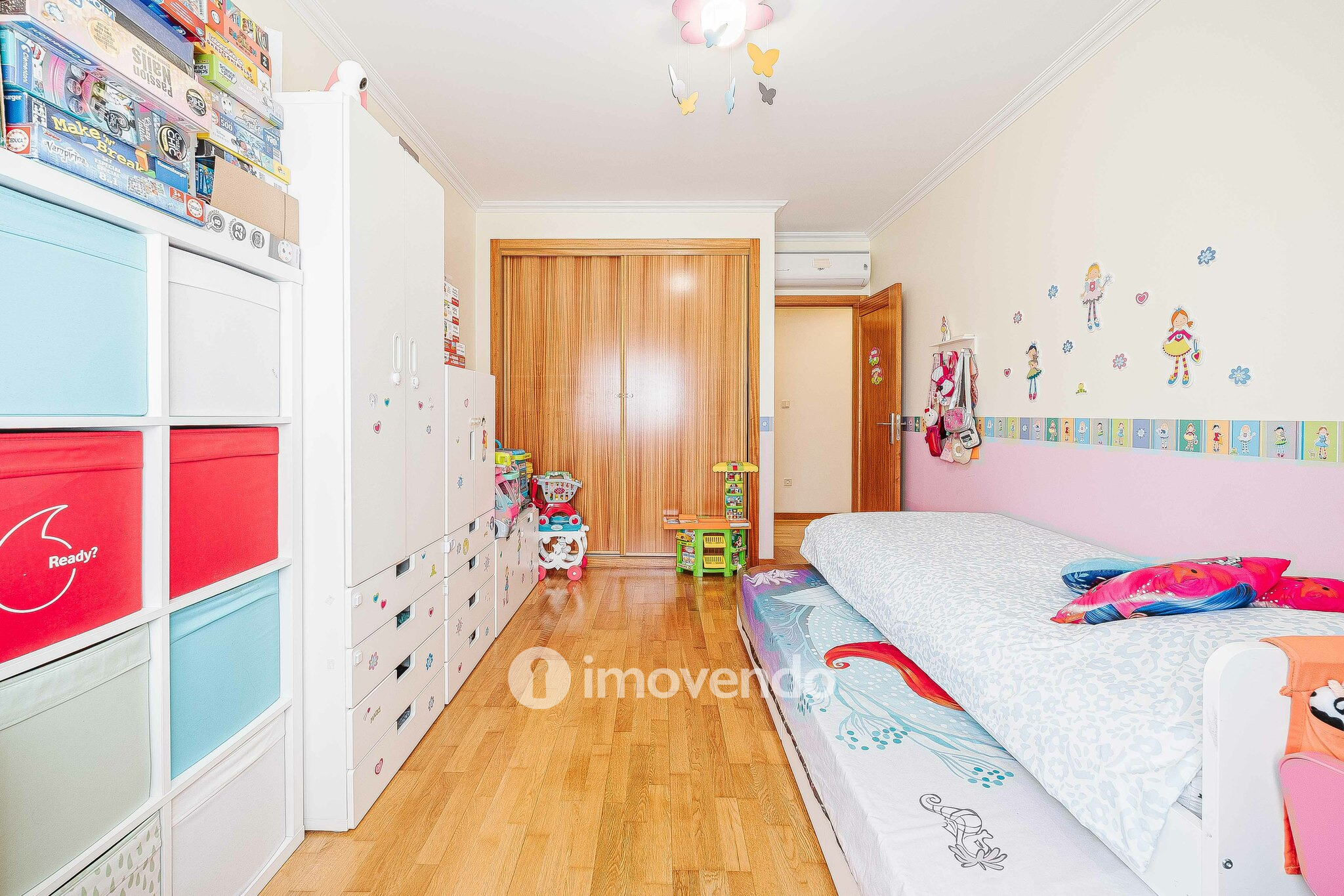 Apartamento T2, com estacionamento e arrecadação, em Vialonga