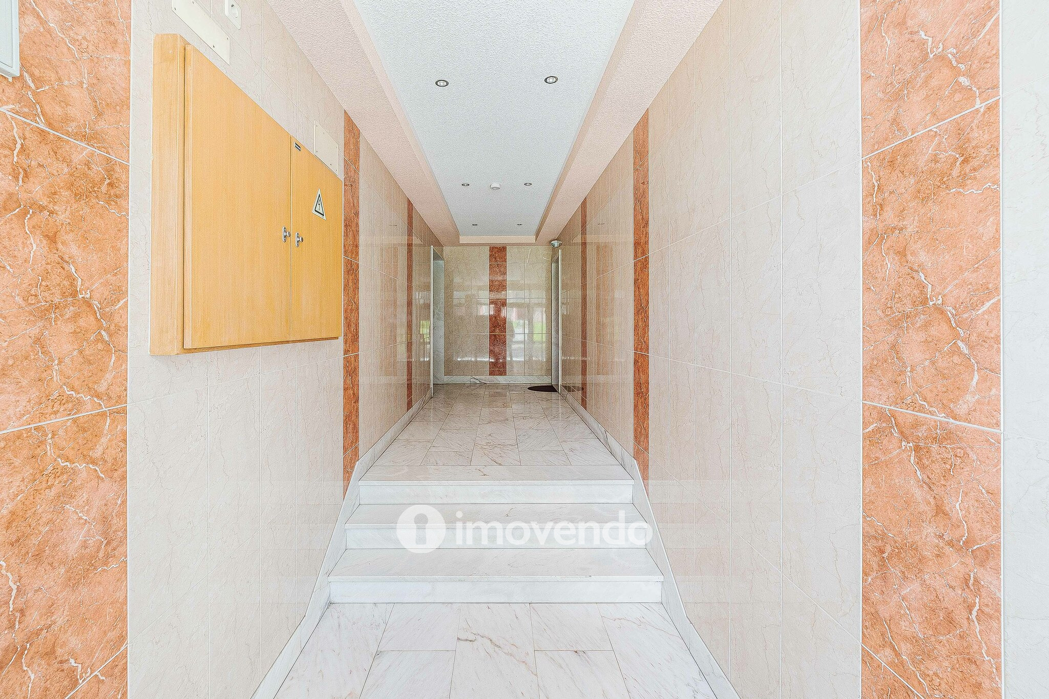 Apartamento T2, com estacionamento e arrecadação, em Vialonga