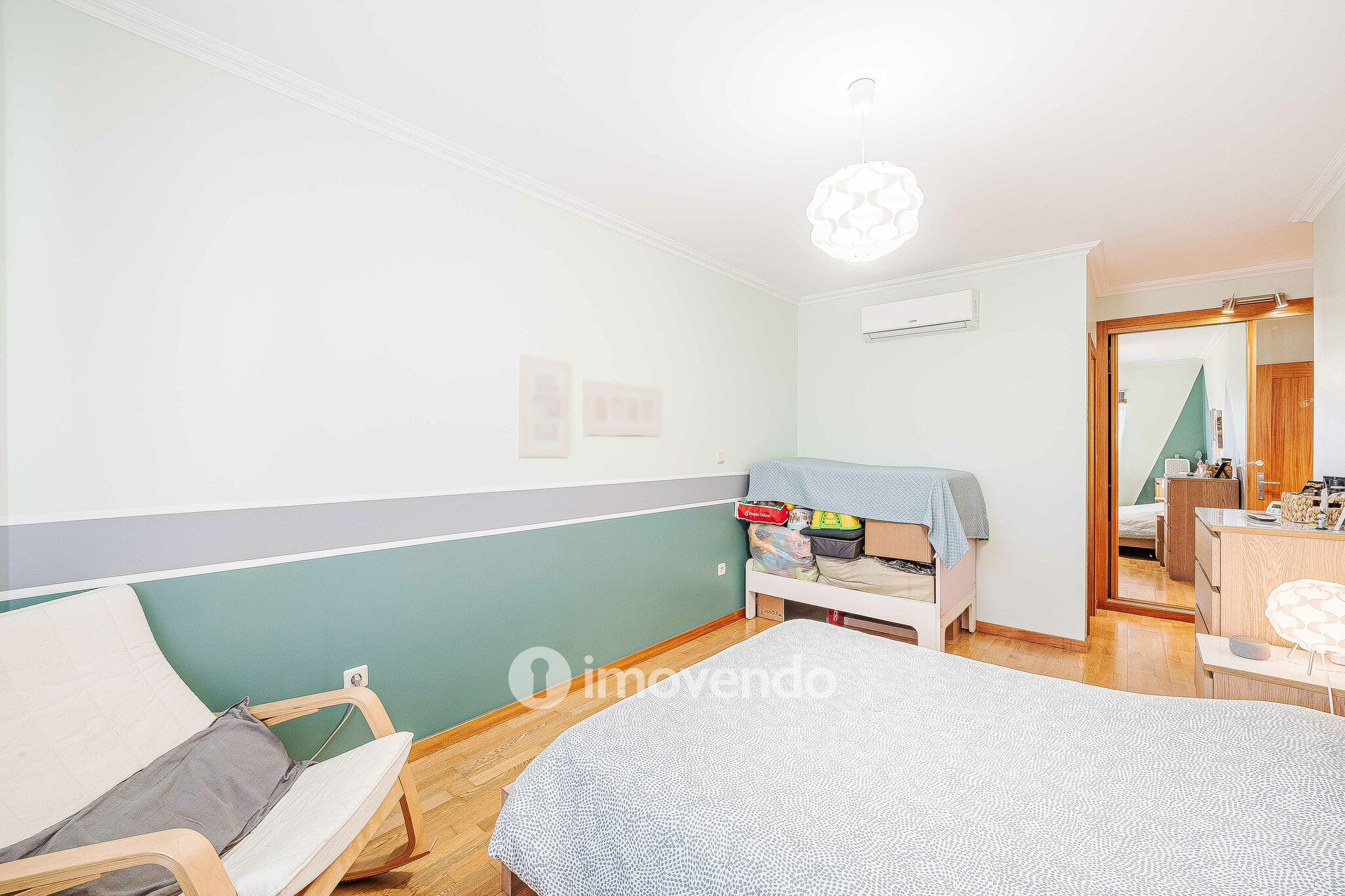 Apartamento T2, com estacionamento e arrecadação, em Vialonga