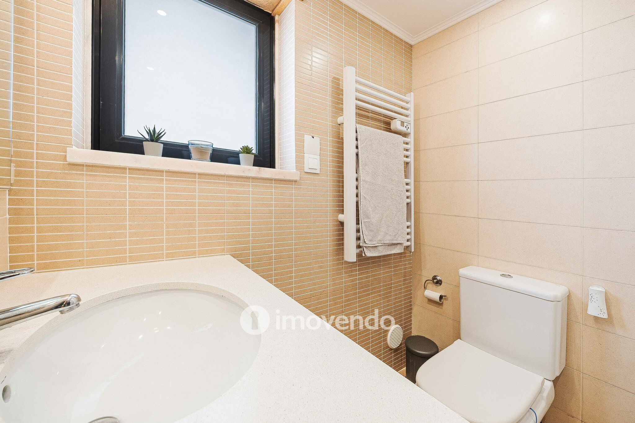 Apartamento T2, com estacionamento e arrecadação, em Vialonga