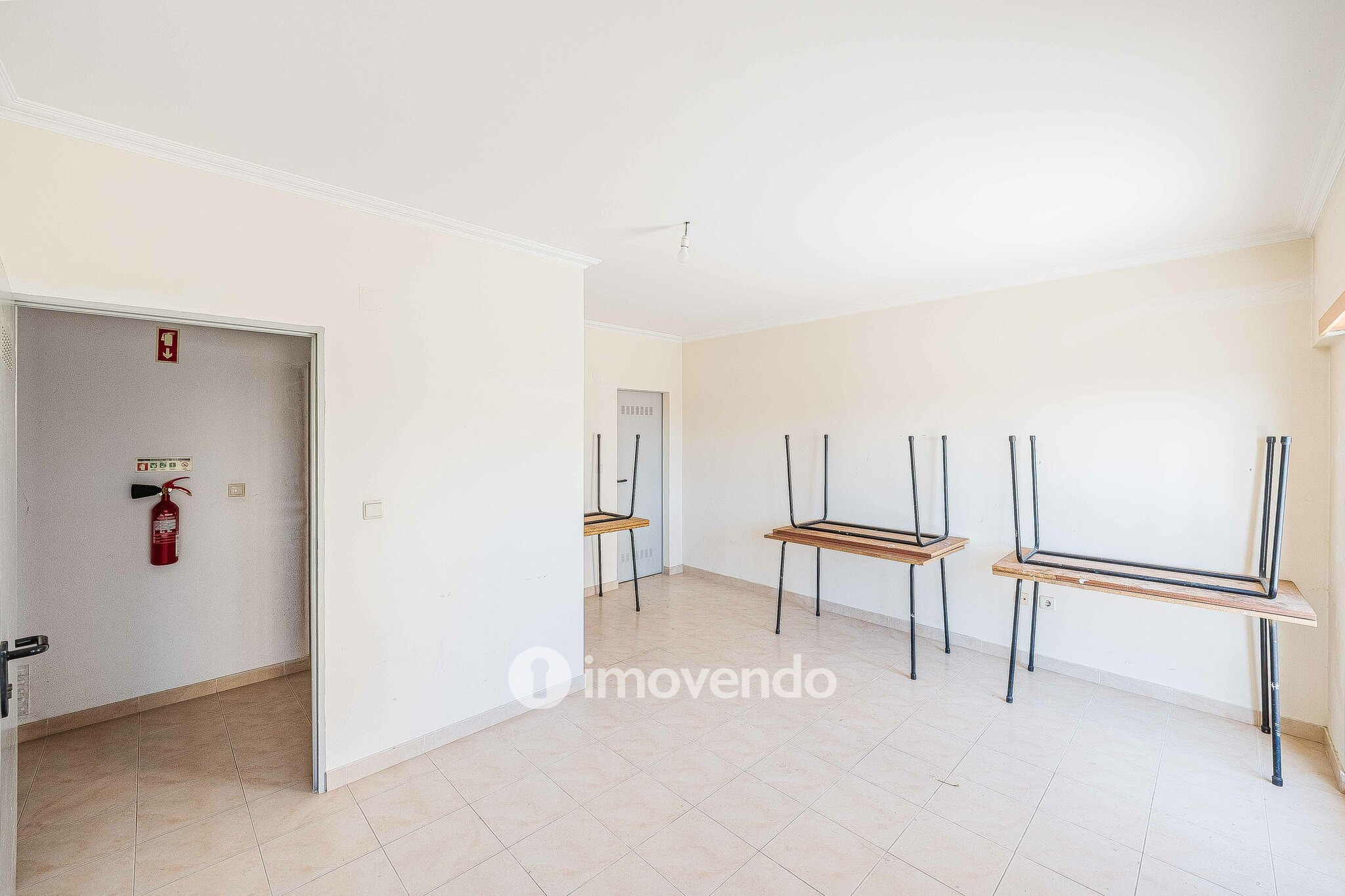 Apartamento T2, com estacionamento e arrecadação, em Vialonga