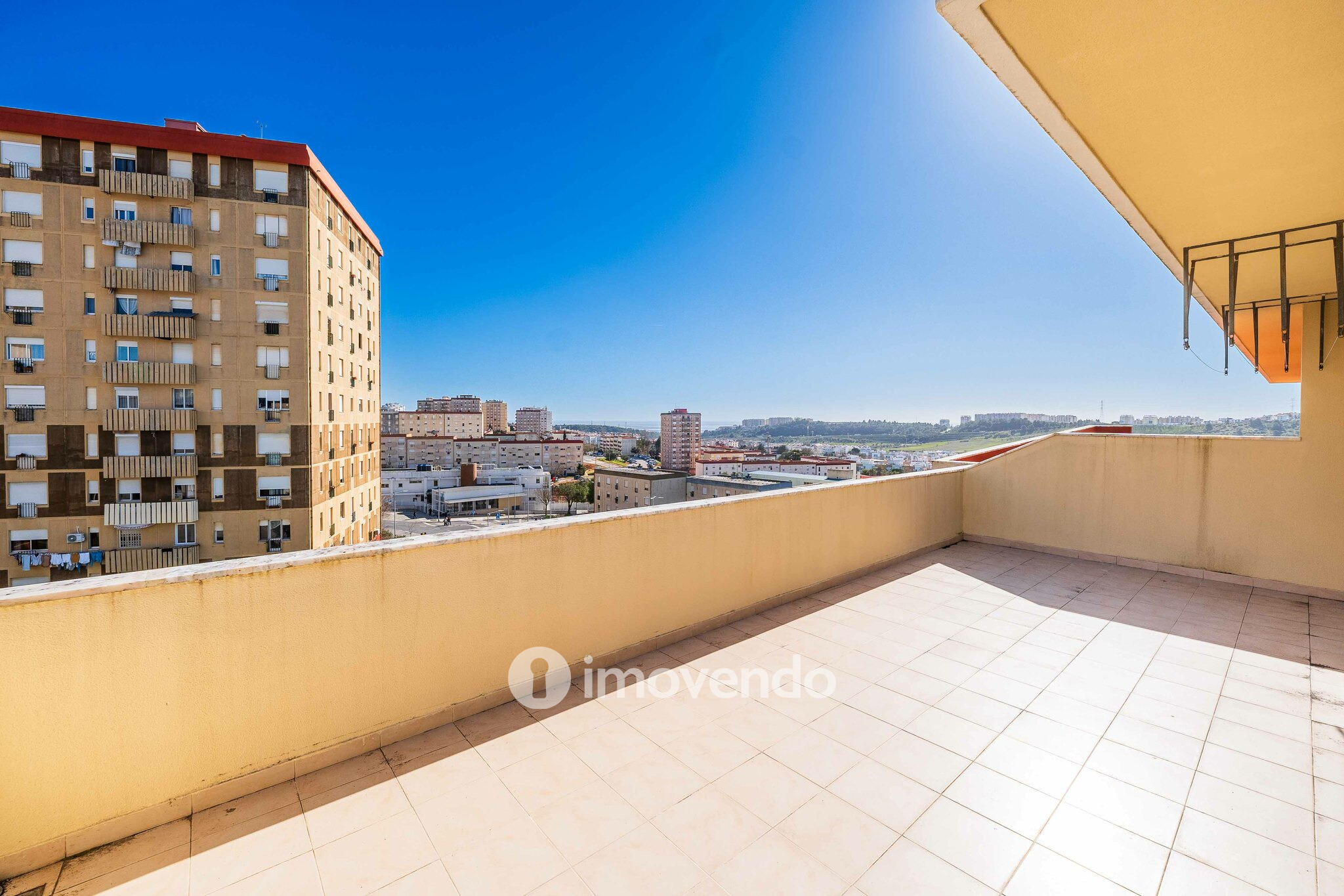 Apartamento T2, com estacionamento e arrecadação, em Vialonga