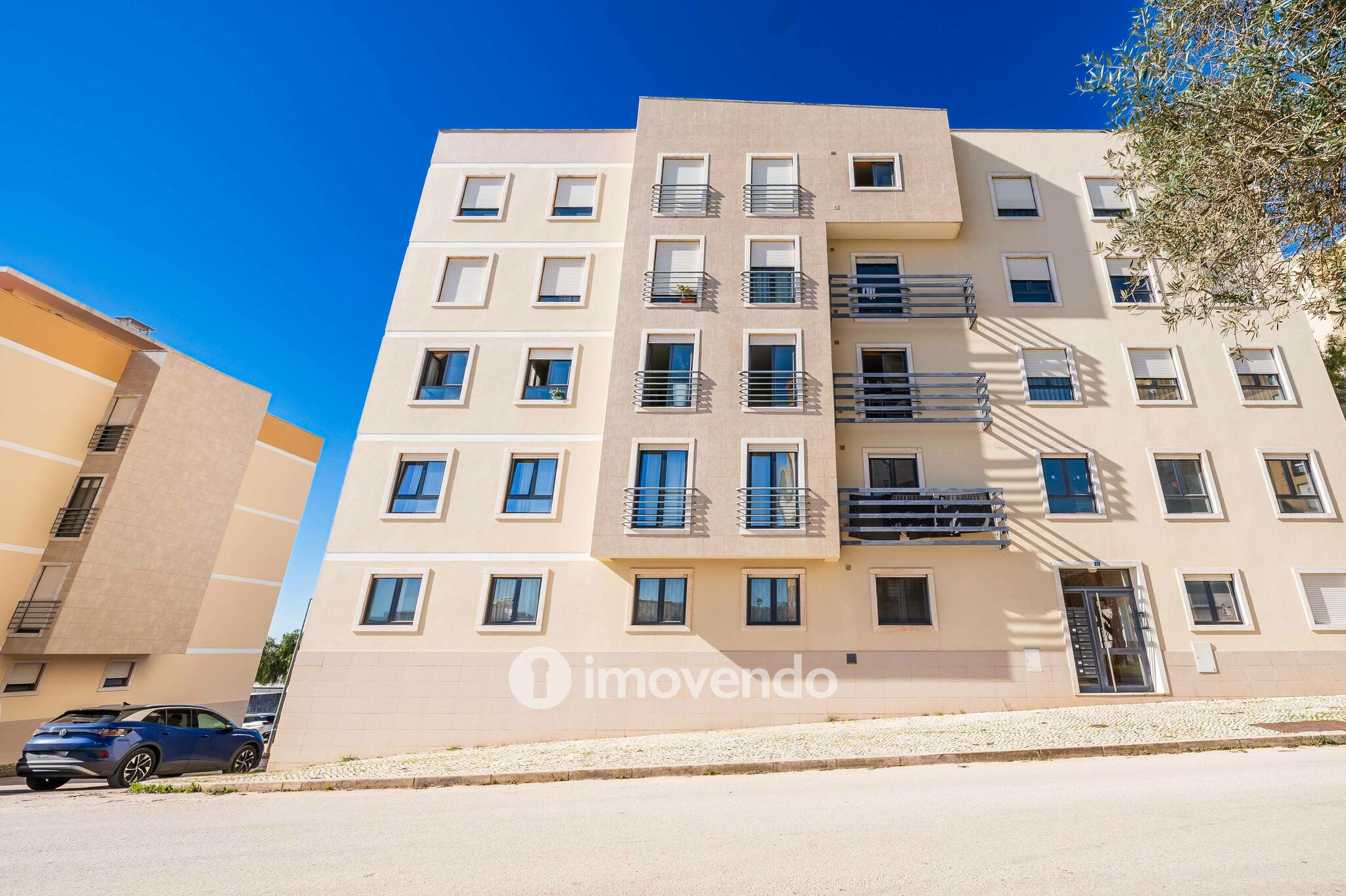 Apartamento T2, com estacionamento e arrecadação, em Vialonga