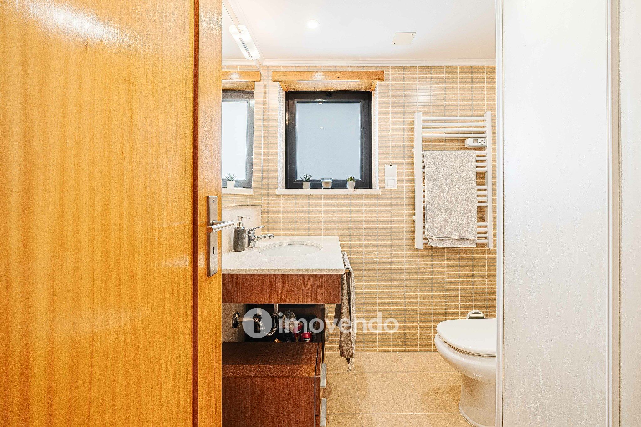 Apartamento T2, com estacionamento e arrecadação, em Vialonga