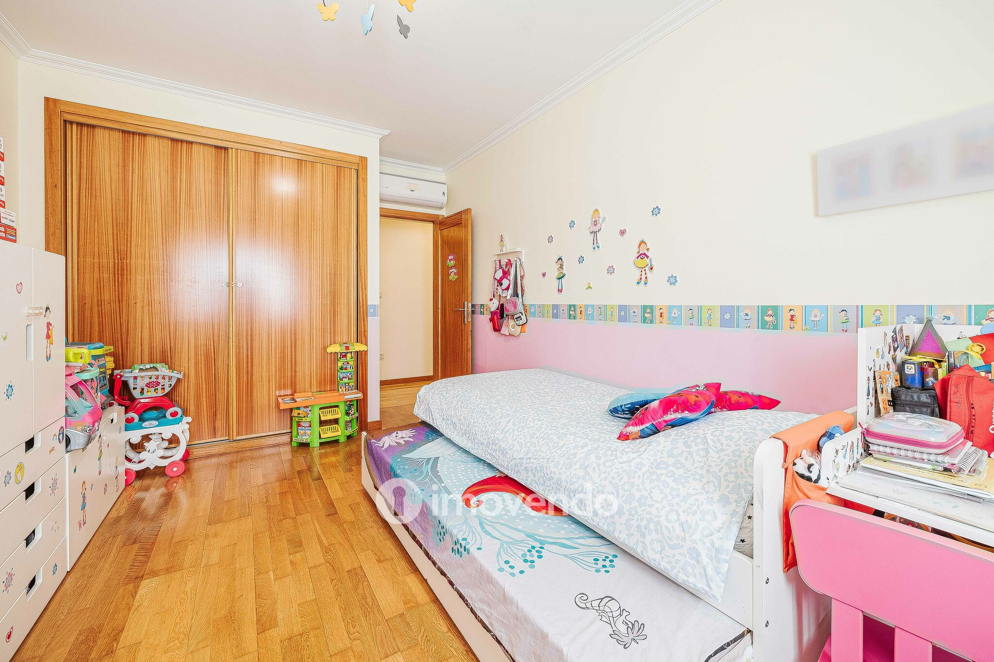 Apartamento T2, com estacionamento e arrecadação, em Vialonga