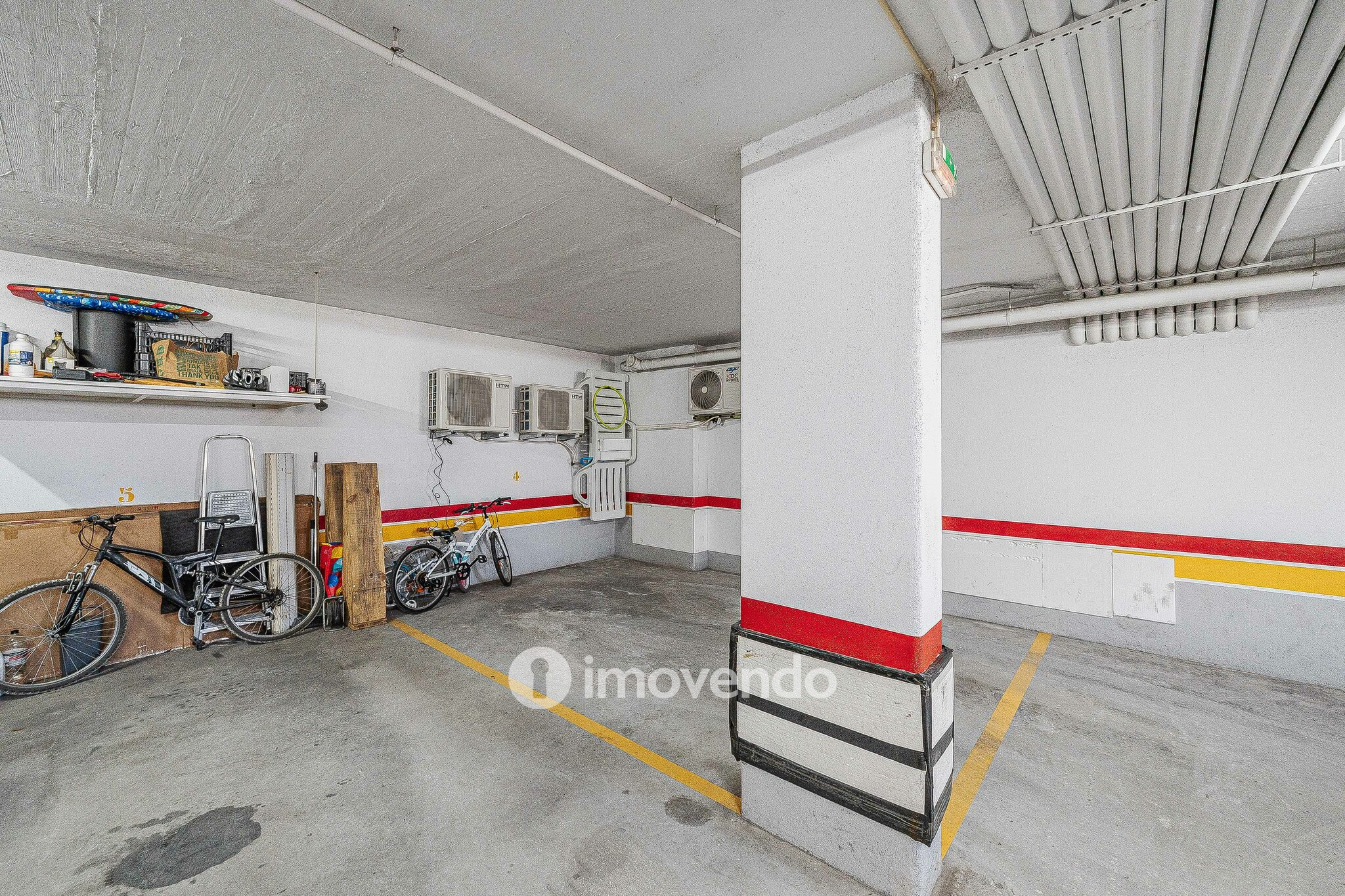 Apartamento T2, com estacionamento e arrecadação, em Vialonga