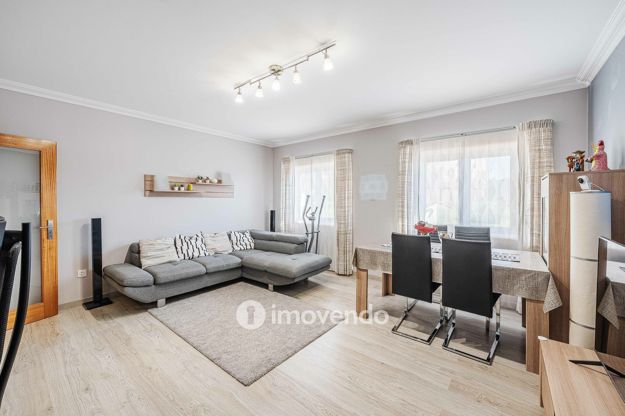 Apartamento T2, com estacionamento e arrecadação, em Vialonga