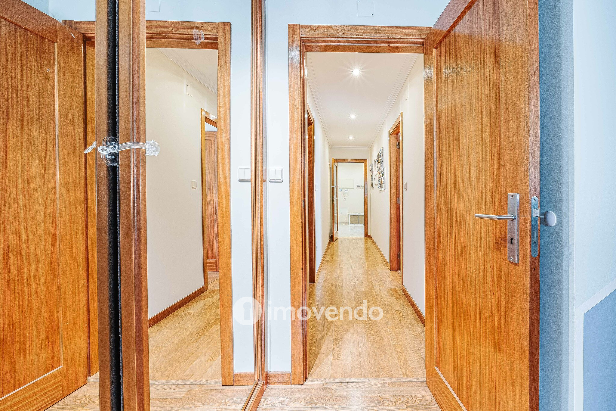 Apartamento T2, com estacionamento e arrecadação, em Vialonga