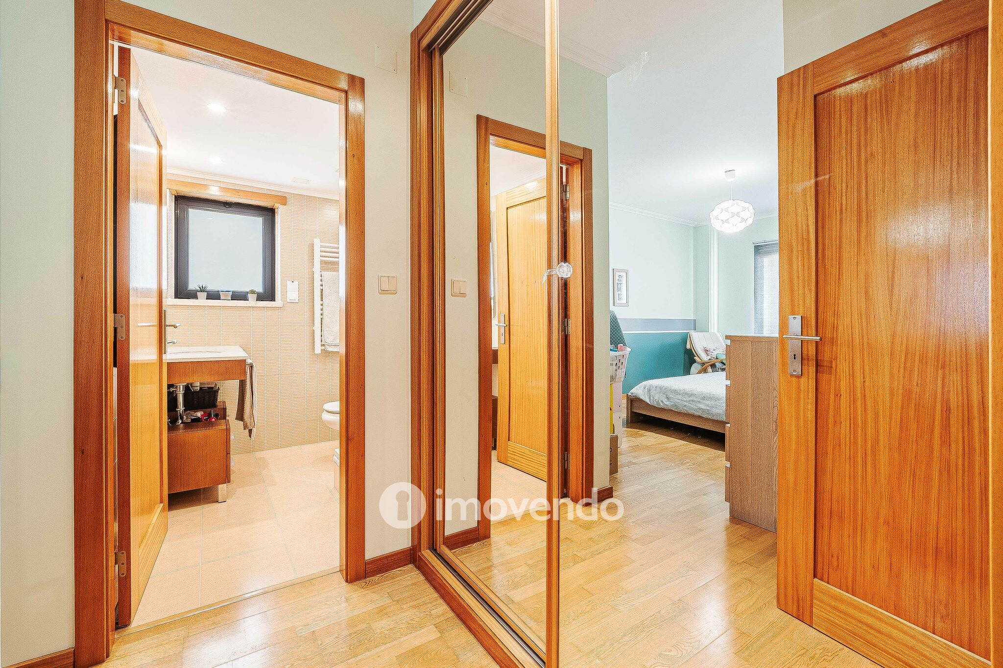 Apartamento T2, com estacionamento e arrecadação, em Vialonga