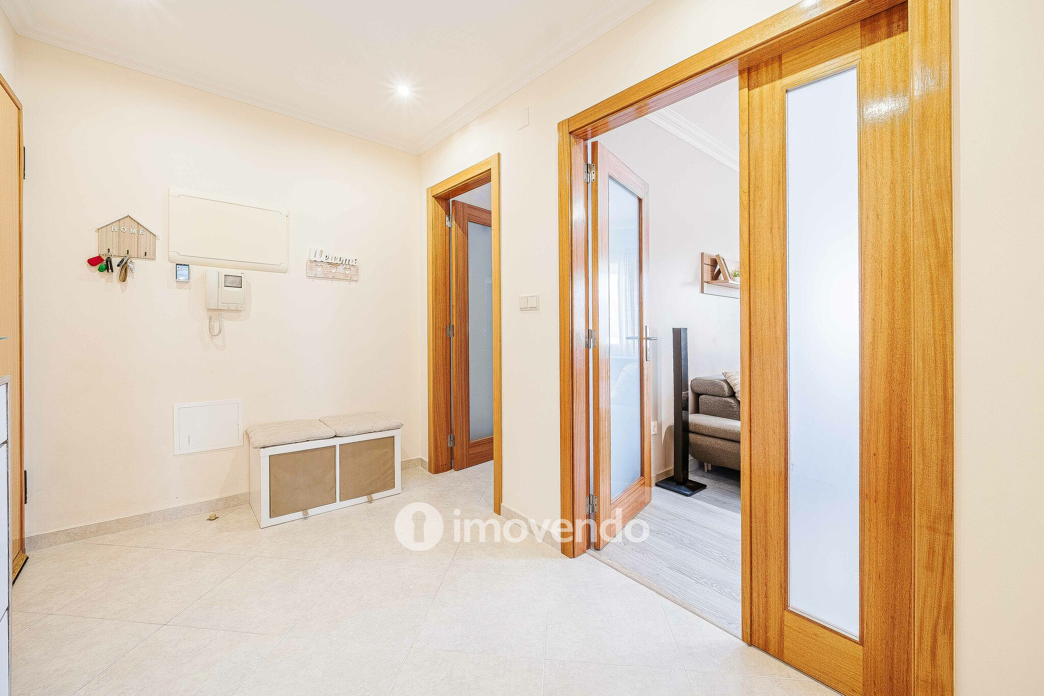 Apartamento T2, com estacionamento e arrecadação, em Vialonga