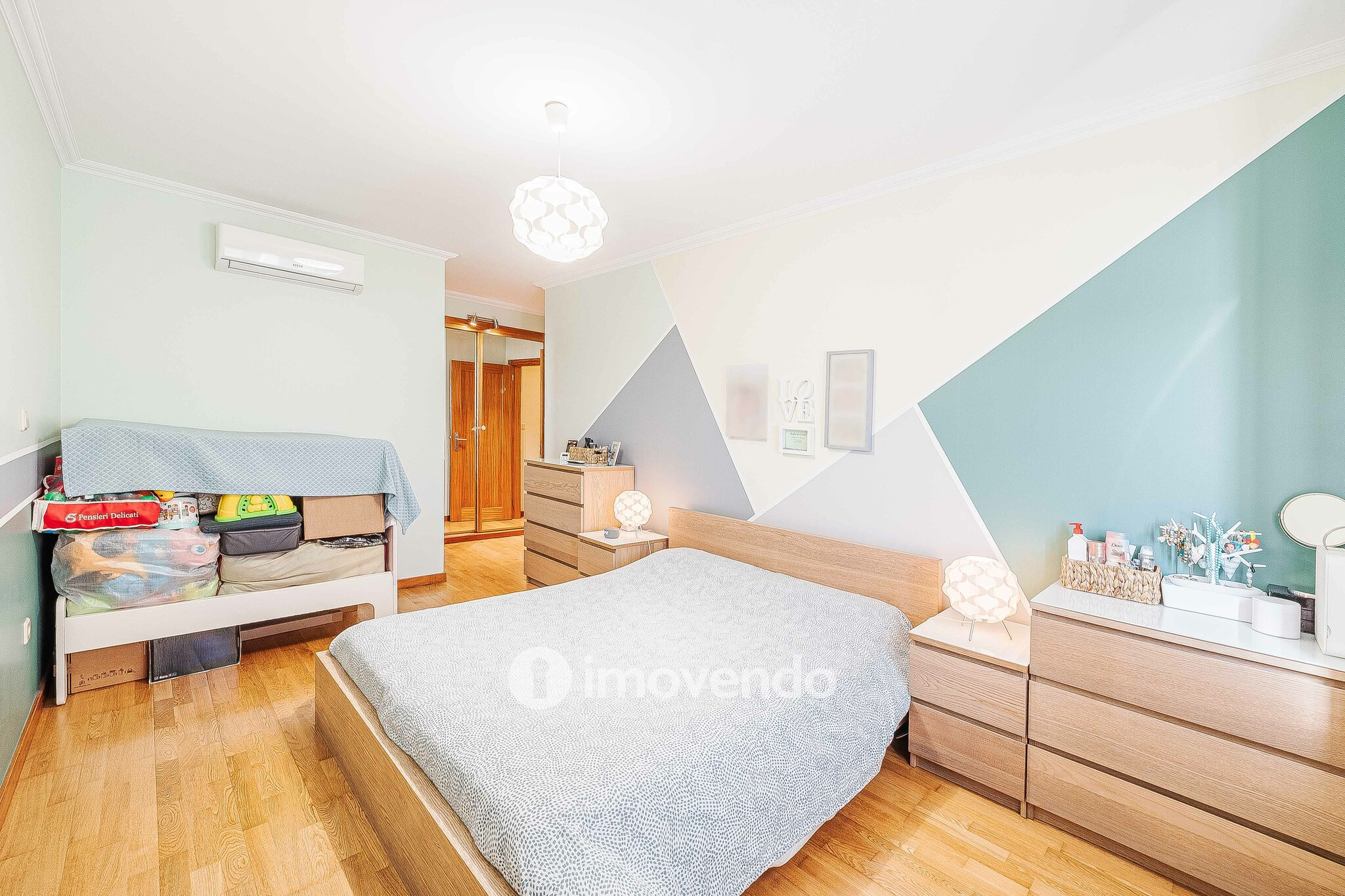 Apartamento T2, com estacionamento e arrecadação, em Vialonga