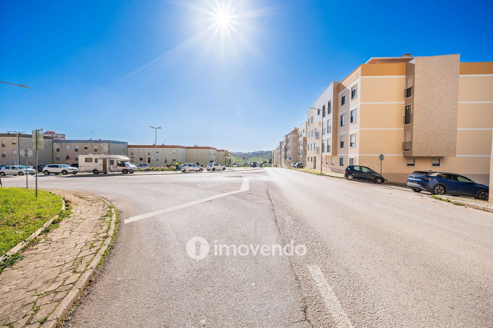 Apartamento T2, com estacionamento e arrecadação, em Vialonga