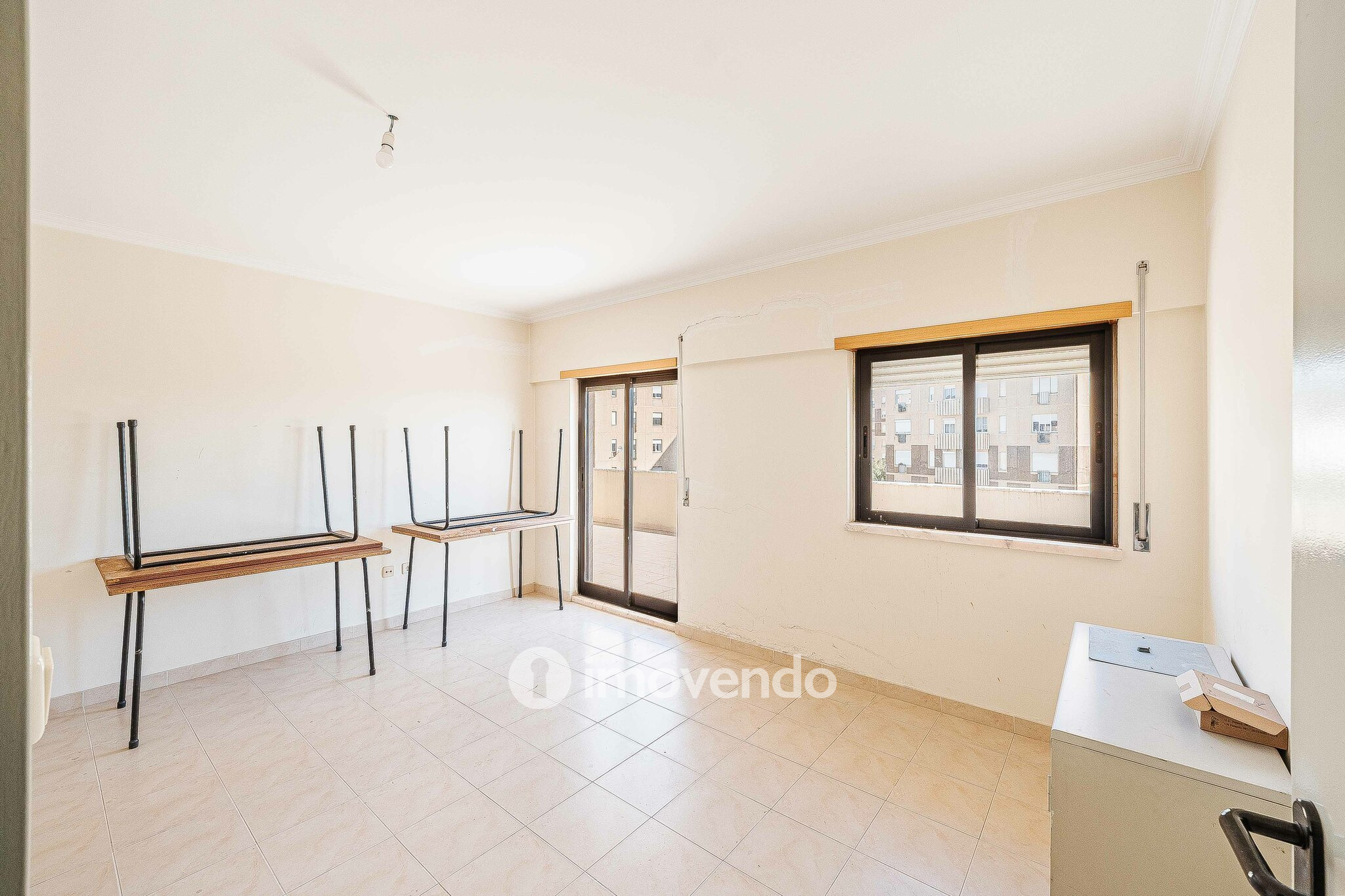 Apartamento T2, com estacionamento e arrecadação, em Vialonga