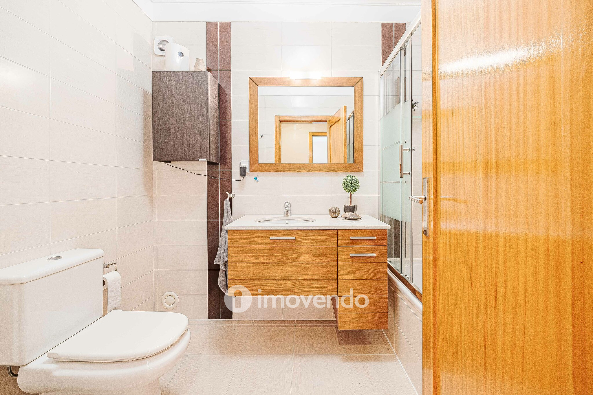 Apartamento T2, com estacionamento e arrecadação, em Vialonga