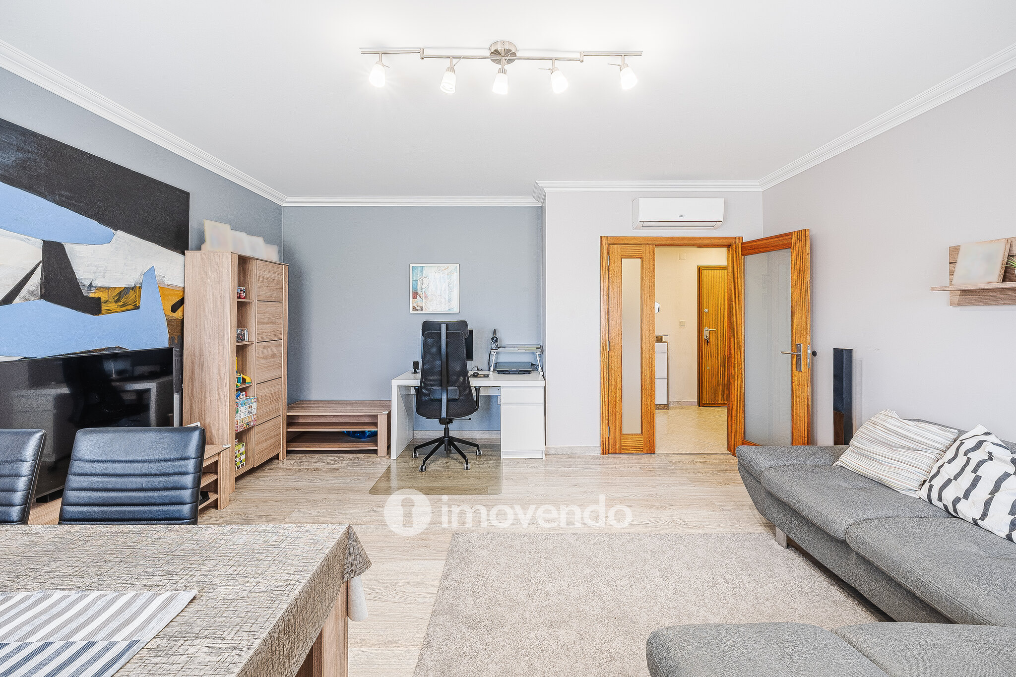 Apartamento T2, com estacionamento e arrecadação, em Vialonga