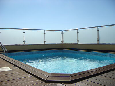 Moradia T5 de luxo, com cinco suites, quintal e piscina, em Lagoa