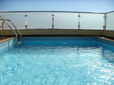Moradia T5 de luxo, com cinco suites, quintal e piscina, em Lagoa