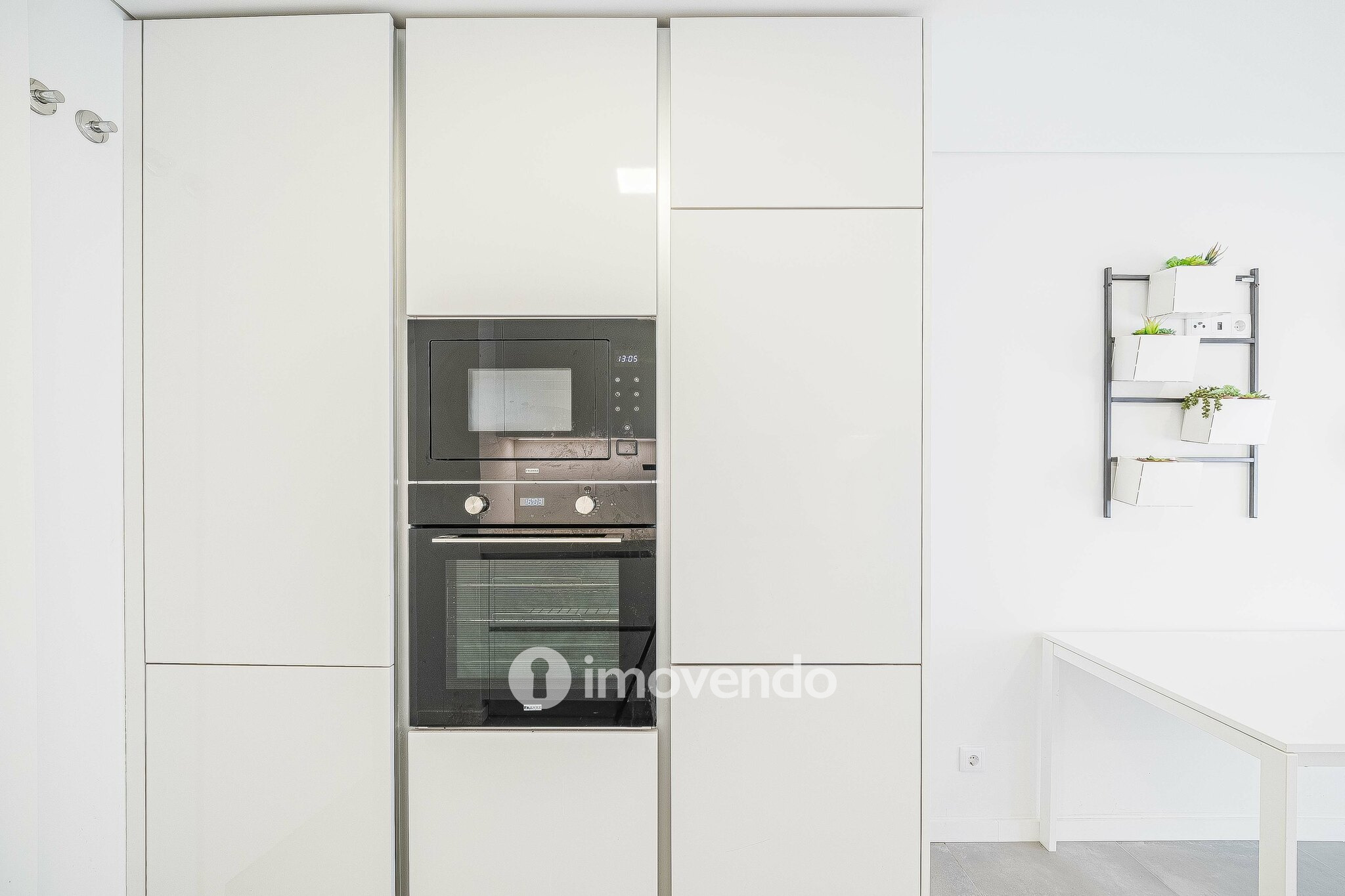 Apartamento T2, com estacionamento e cozinha equipada, na Amadora