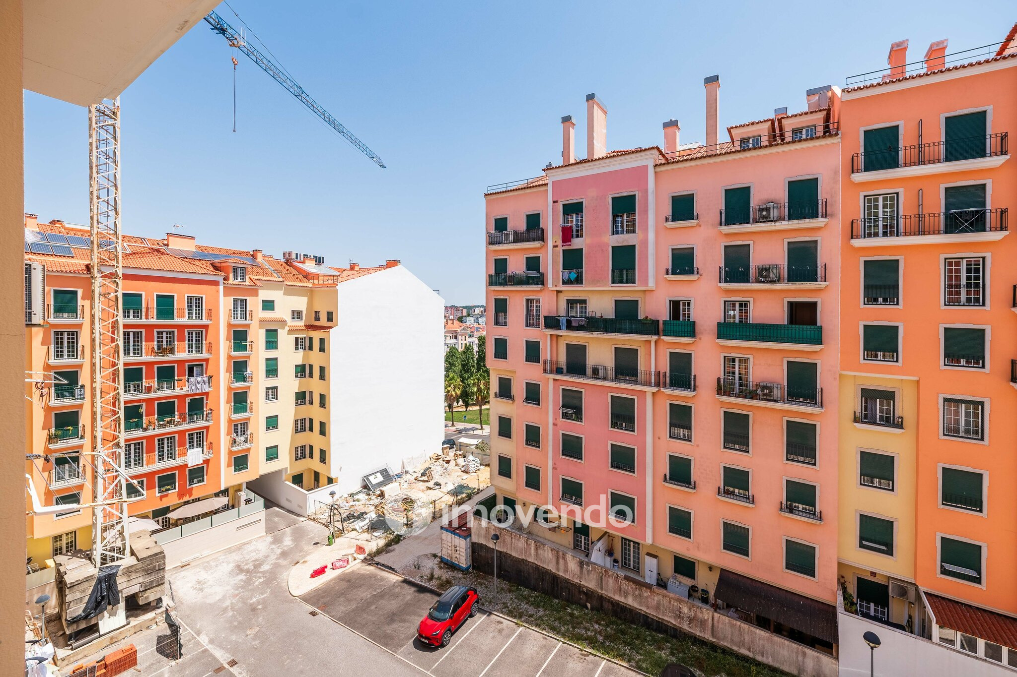 Apartamento T2, com estacionamento e cozinha equipada, na Amadora