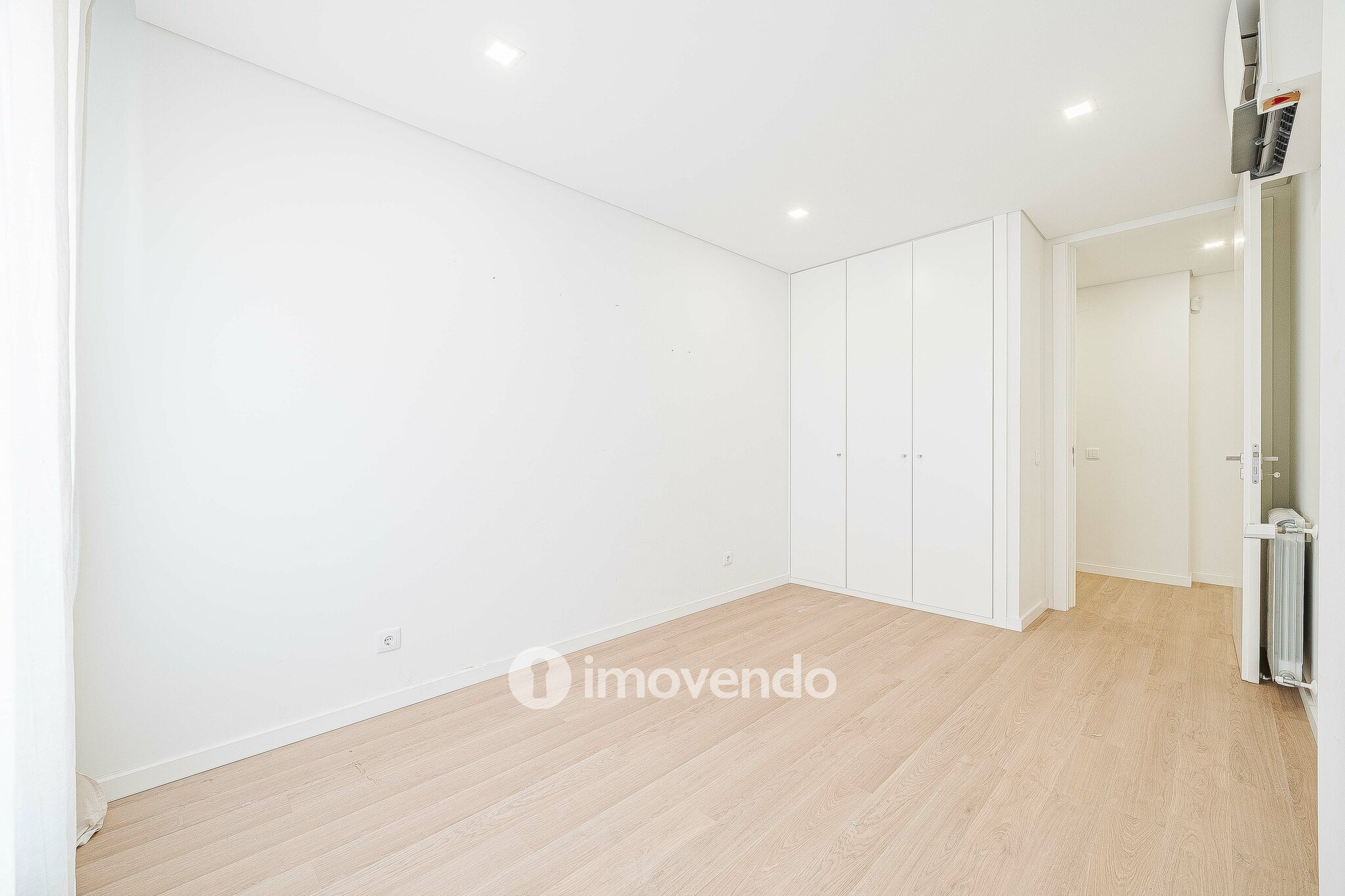 Apartamento T2, com estacionamento e cozinha equipada, na Amadora