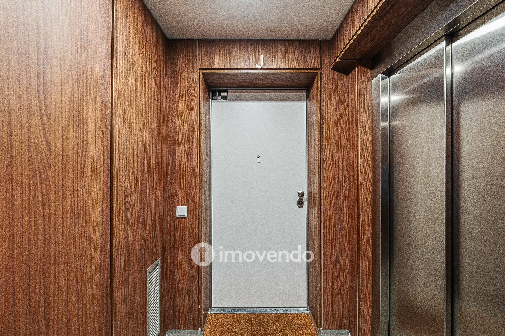 Apartamento T2, com estacionamento e cozinha equipada, na Amadora