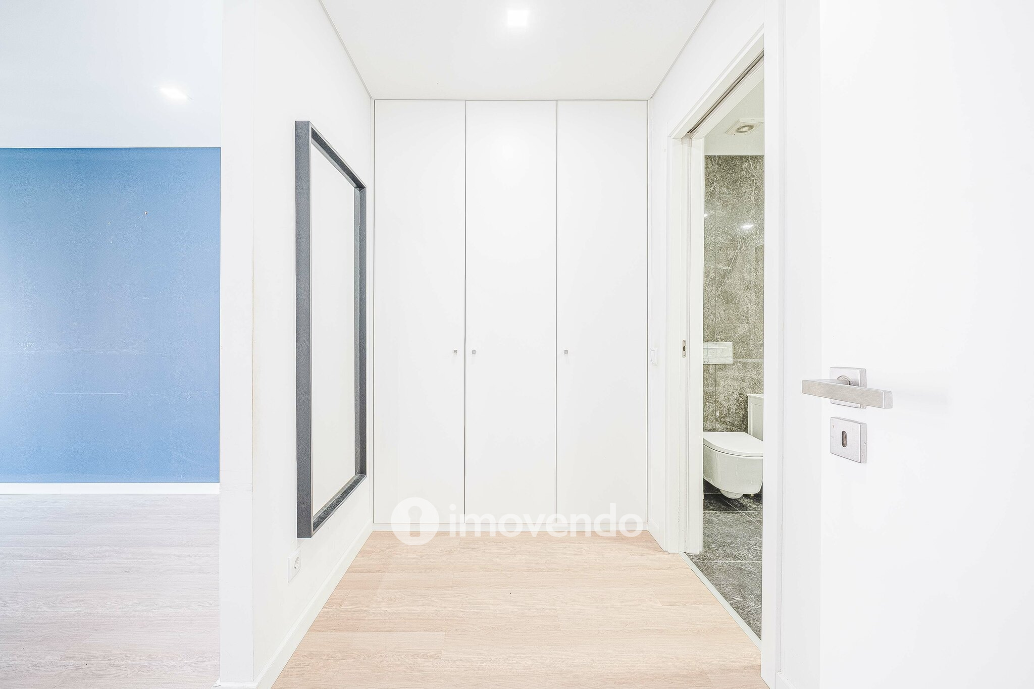 Apartamento T2, com estacionamento e cozinha equipada, na Amadora