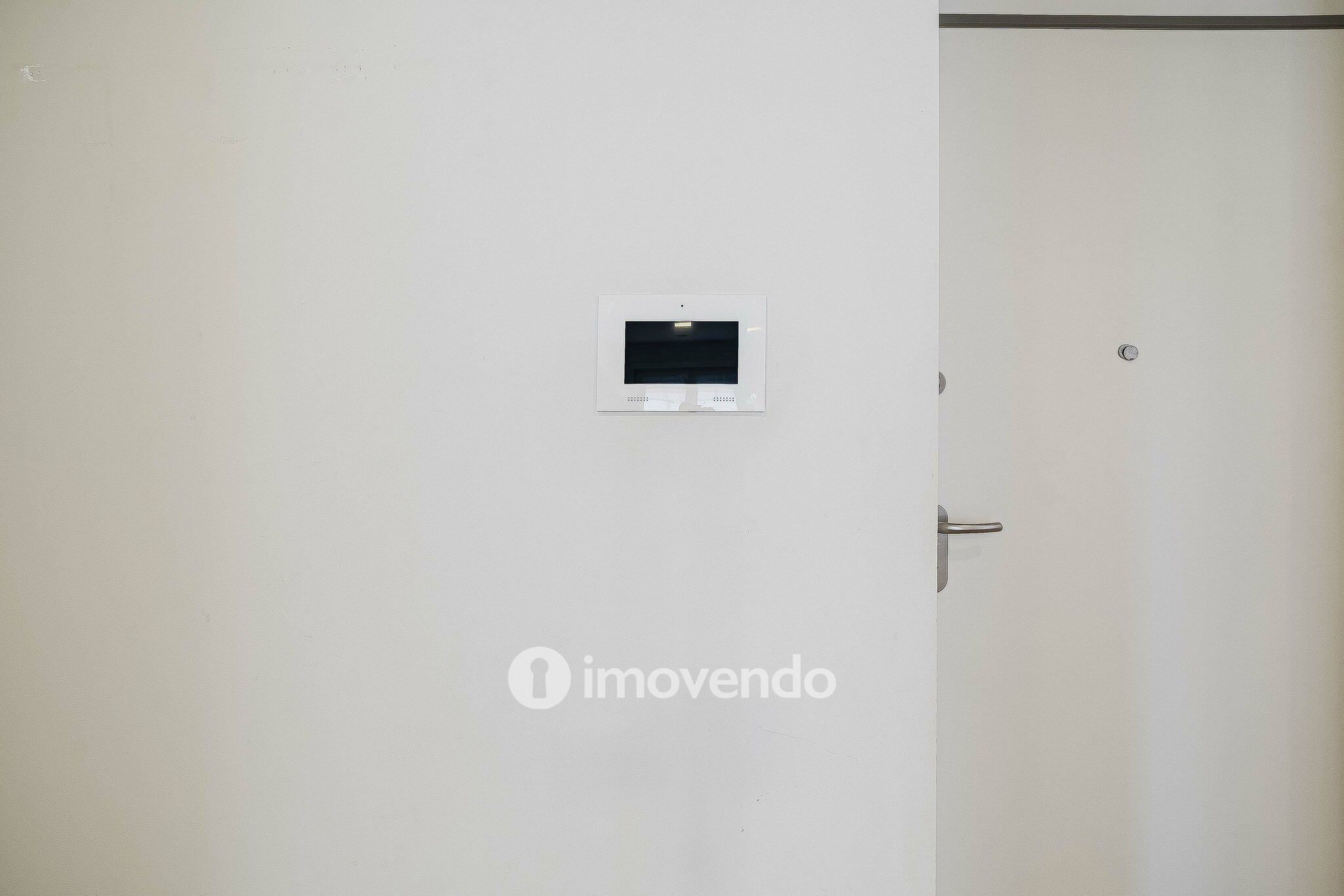 Apartamento T2, com estacionamento e cozinha equipada, na Amadora