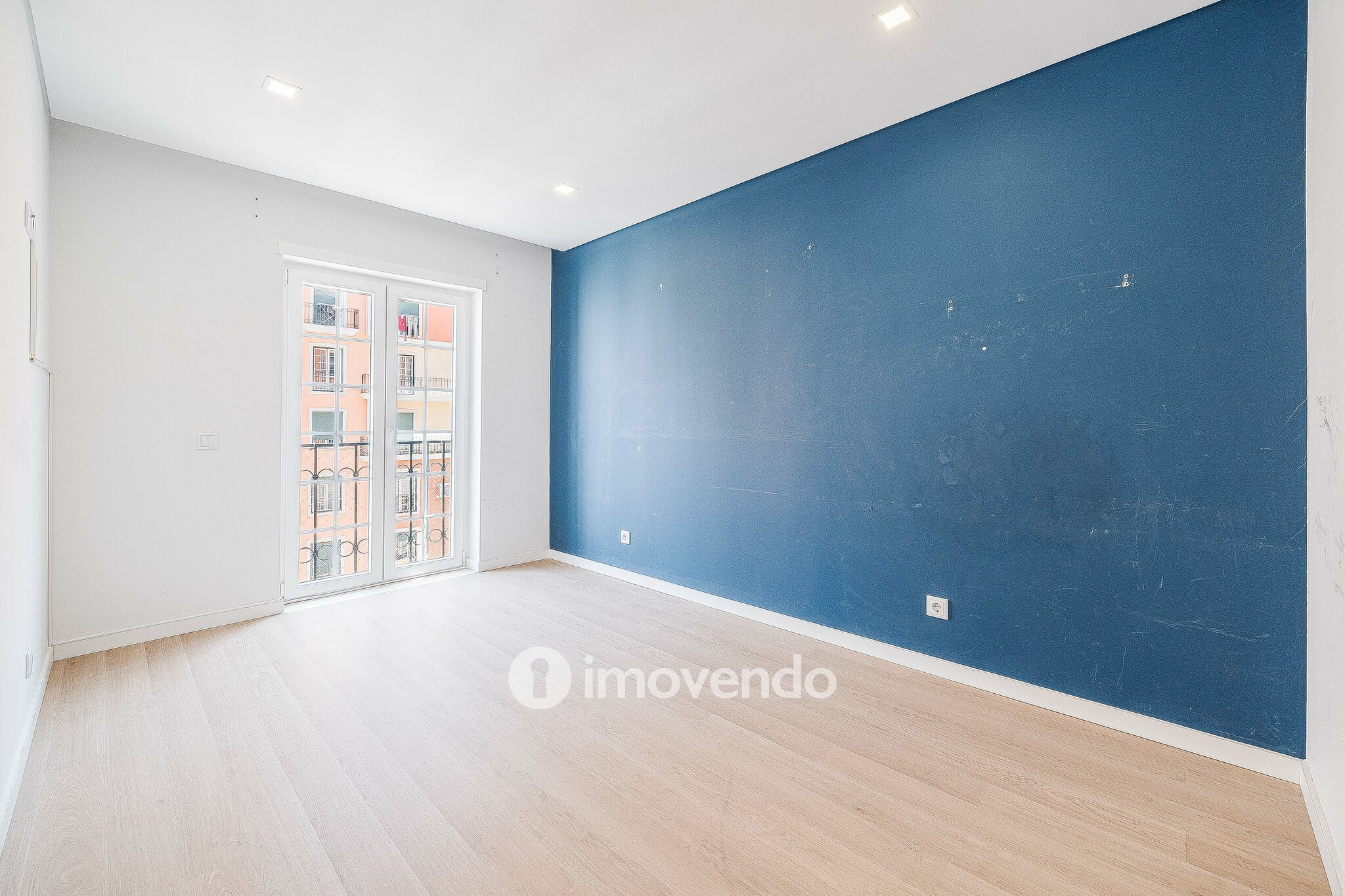 Apartamento T2, com estacionamento e cozinha equipada, na Amadora