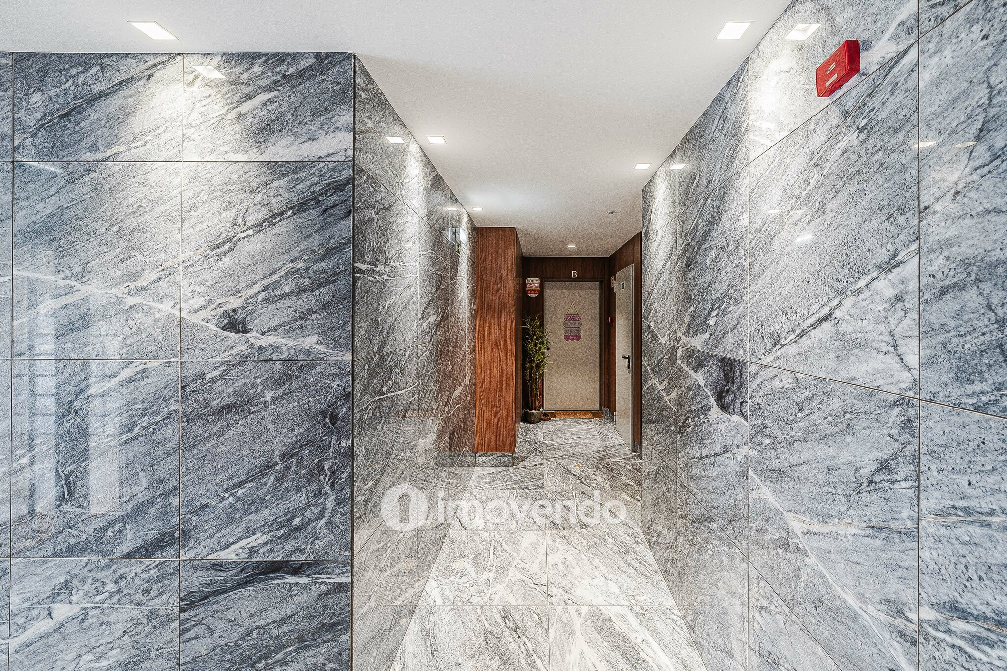 Apartamento T2, com estacionamento e cozinha equipada, na Amadora