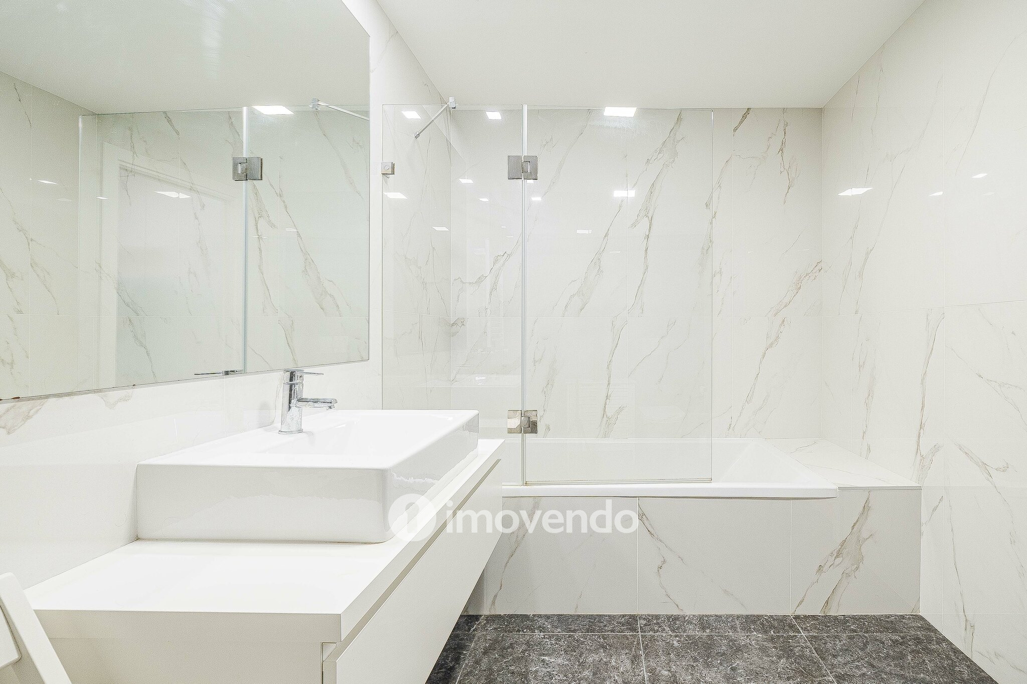Apartamento T2, com estacionamento e cozinha equipada, na Amadora