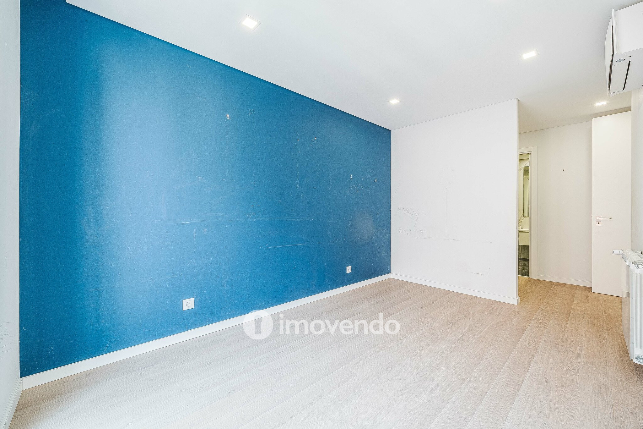 Apartamento T2, com estacionamento e cozinha equipada, na Amadora