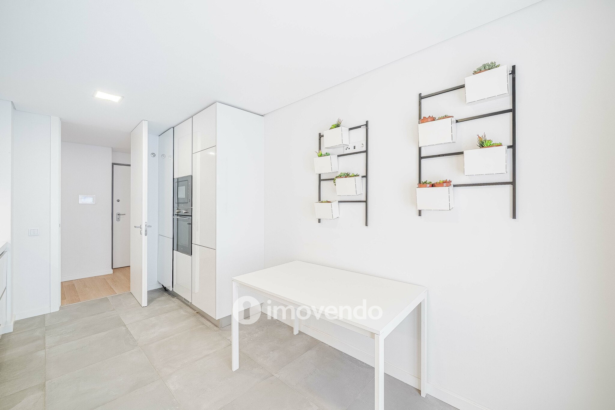 Apartamento T2, com estacionamento e cozinha equipada, na Amadora