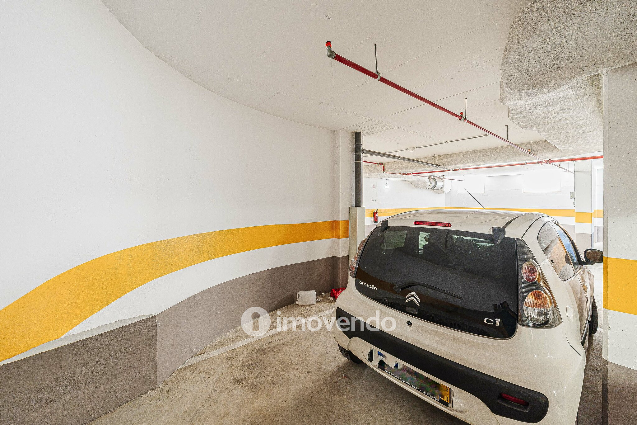Apartamento T2, com estacionamento e cozinha equipada, na Amadora
