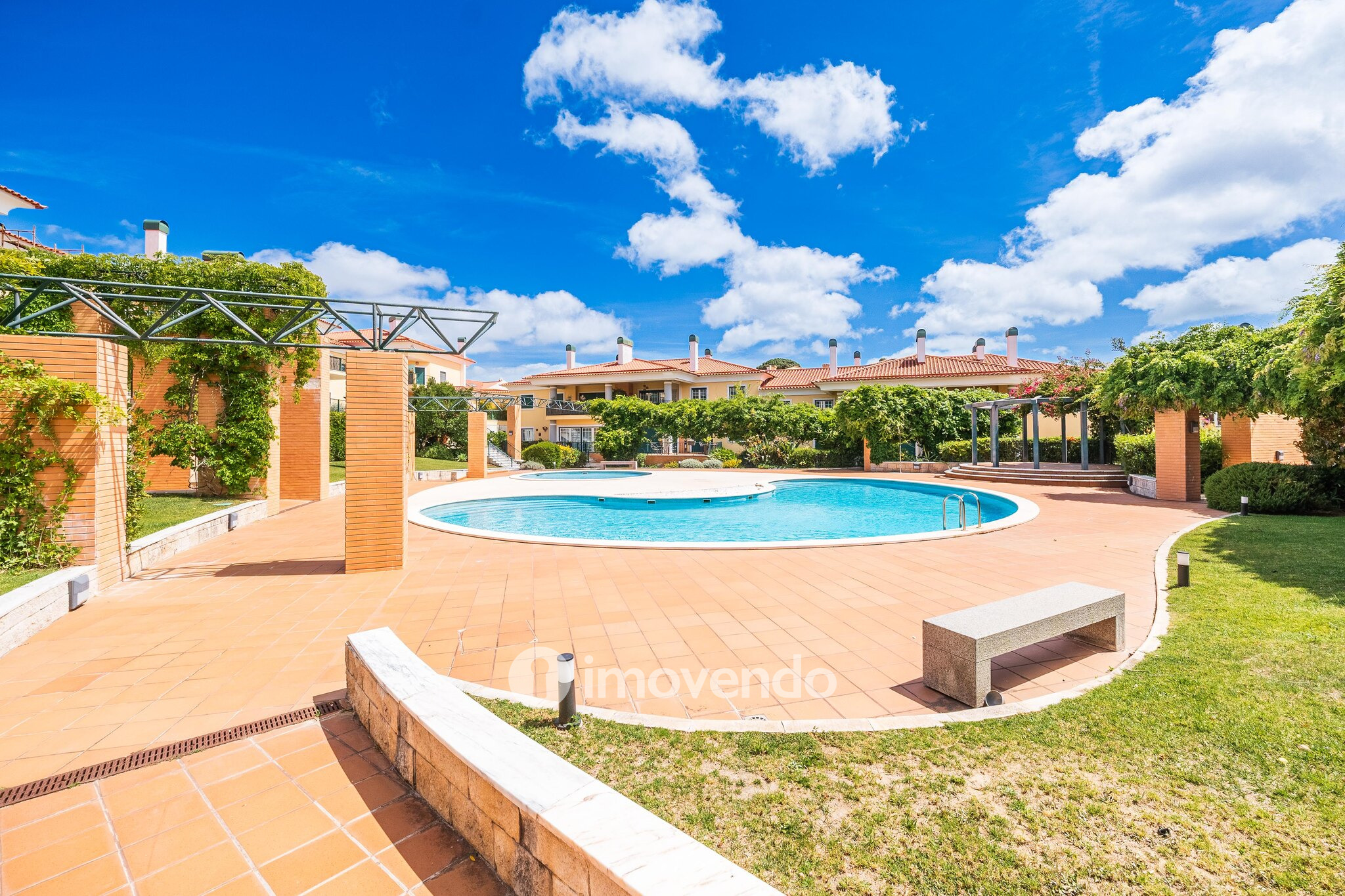 Apartamento T3 com garagem, em condomínio com piscina, em Bicesse