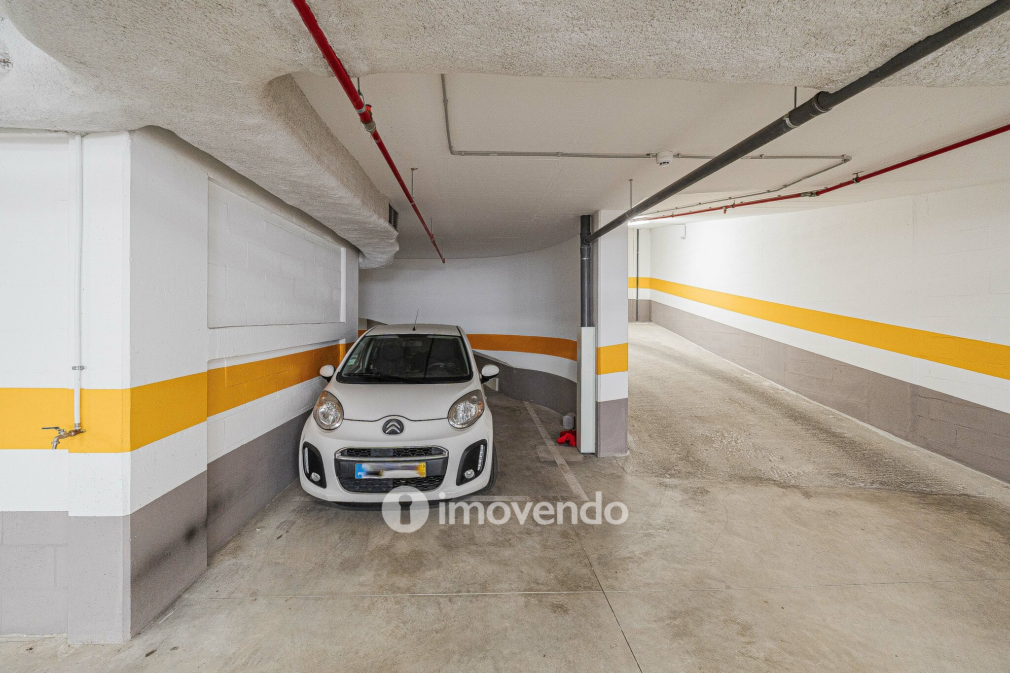 Apartamento T2, com estacionamento e cozinha equipada, na Amadora