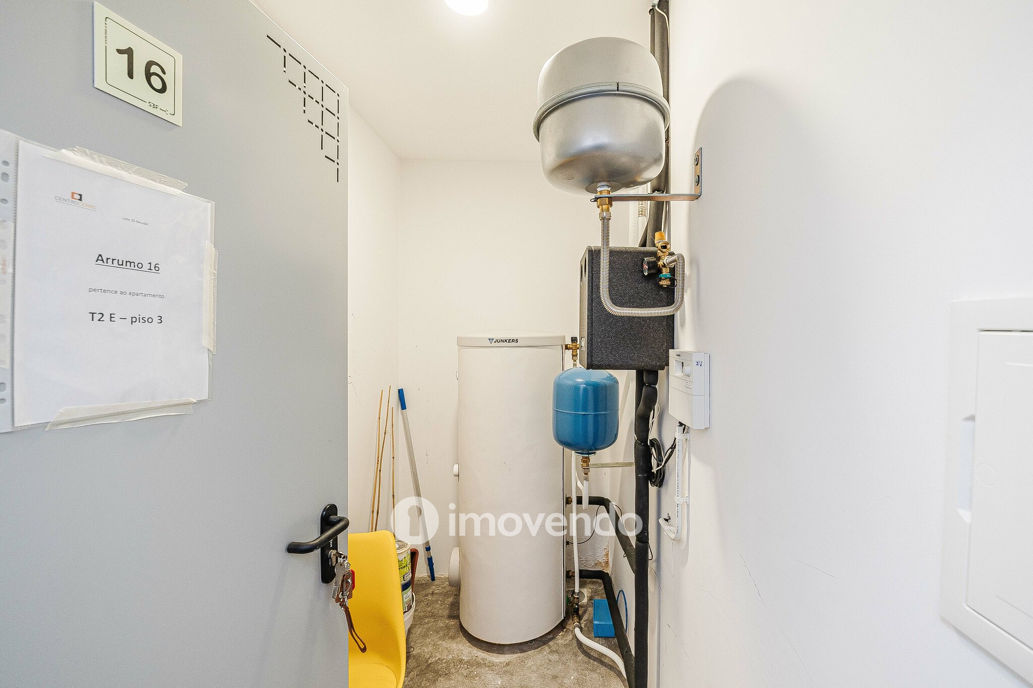 Apartamento T2, com estacionamento e cozinha equipada, na Amadora