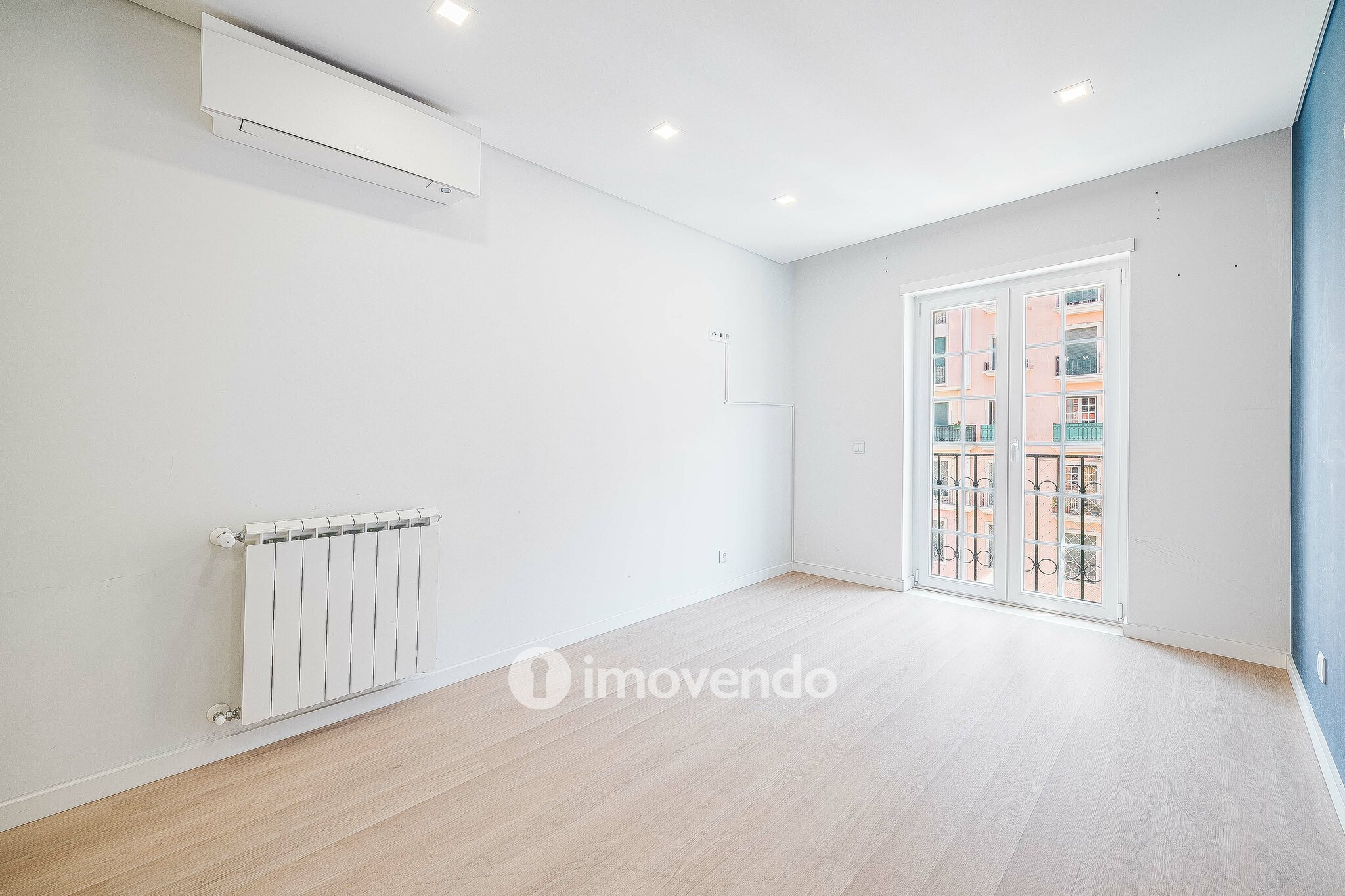 Apartamento T2, com estacionamento e cozinha equipada, na Amadora