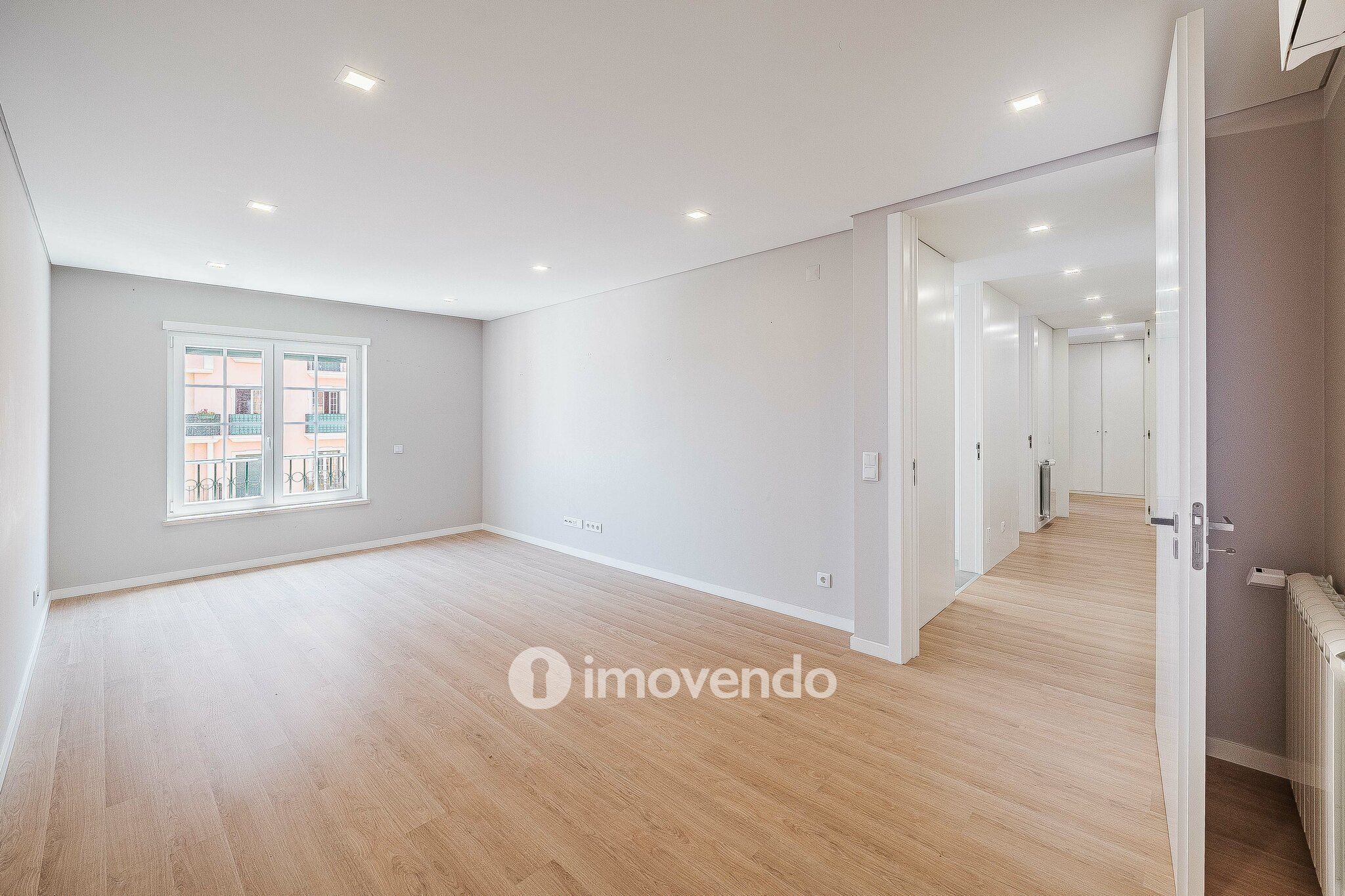 Apartamento T2, com estacionamento e cozinha equipada, na Amadora