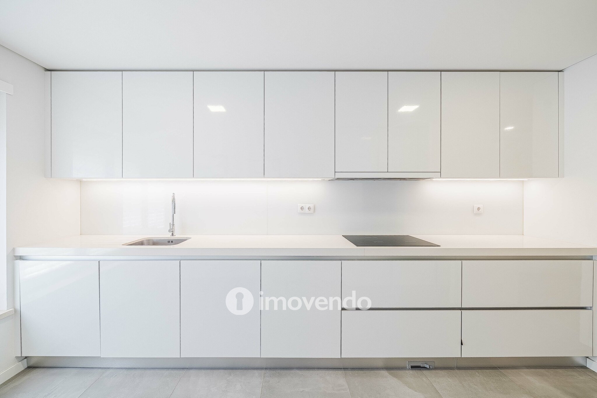 Apartamento T2, com estacionamento e cozinha equipada, na Amadora