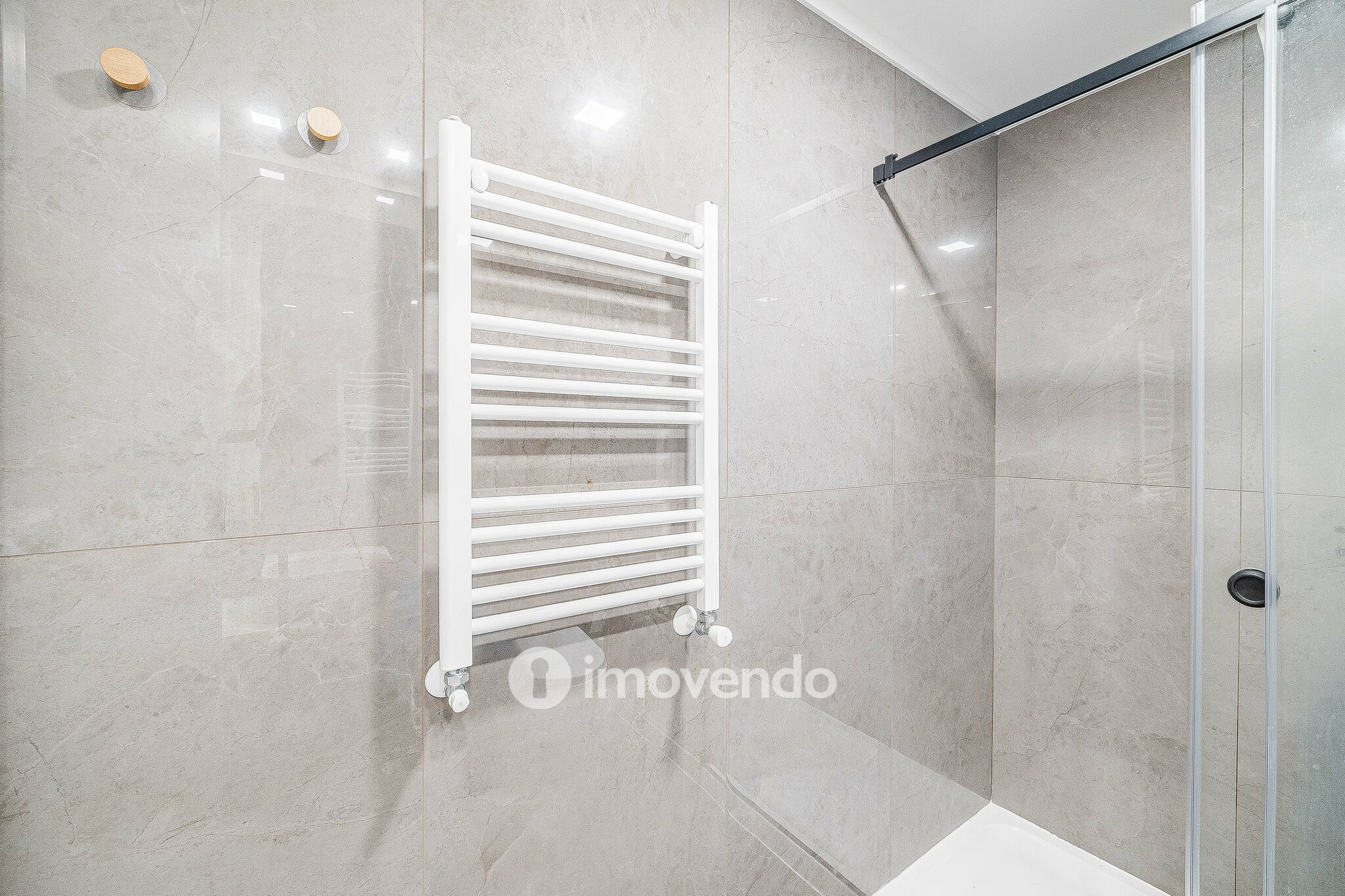 Apartamento T2, com estacionamento e cozinha equipada, na Amadora